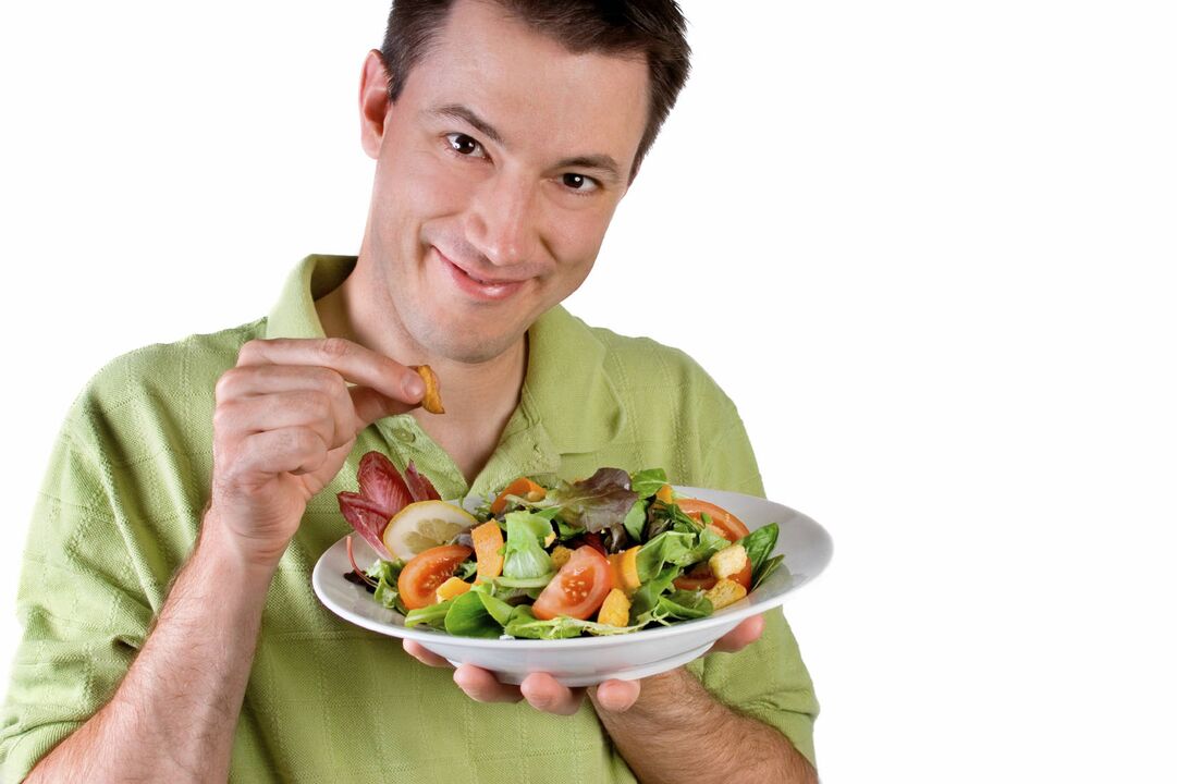 les hommes mangent des salades de légumes pour la puissance